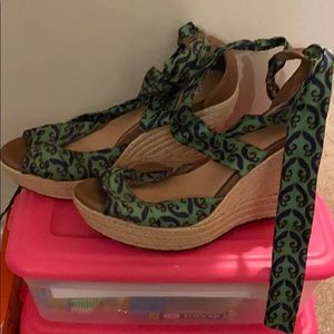 Wedge of open toe shoe tie up the leg